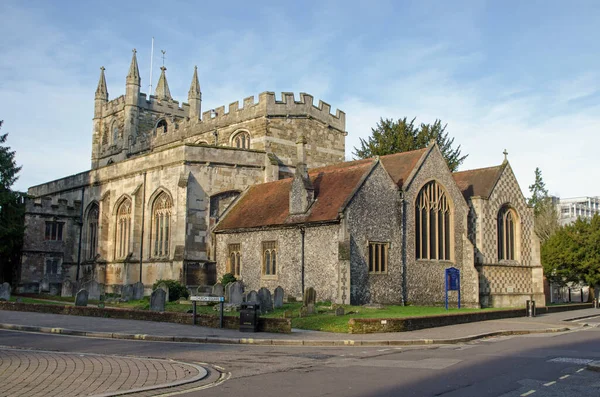 Basingstoke, Hampshire 'ın ortasındaki Saint Michael Kilisesi' nin dış görünüşü güneşli bir kış sabahında izlendi..