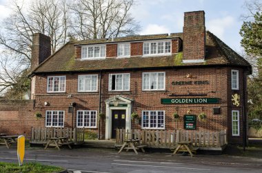 Basingstoke, İngiltere - 17 Ocak 2021: Basingstoke, Hampshire 'daki Viables iş parkının kenarındaki Golden Lion pansiyonunun dışı.