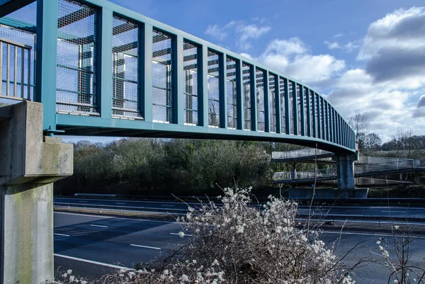 Pedestrian Footbridge Spanning Motorway Basingstoke Hampshire Sunny Winter Day — Stock Photo, Image