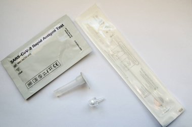 Basingstoke, İngiltere - 17 Ocak 2021: COVID-19 coronavirus için açılmamış ve kullanılmamış test kitlerinin genel görünümü.