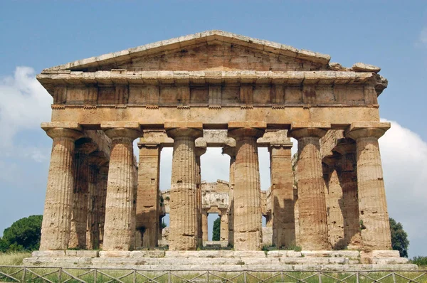 ネプチューン神殿 ギリシャ以外で最も保存状態の良い古代ギリシャの記念碑 イタリアのカンパニア州パエスタム — ストック写真