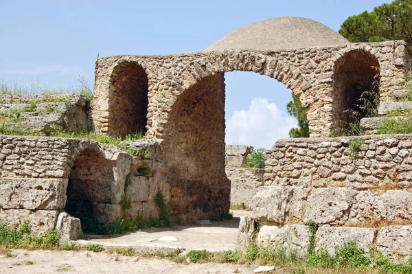 古代ギリシャとローマの円形劇場の遺跡への入り口にある凱旋門は イタリアのカンパニア州のPaestumに残っています — ストック写真