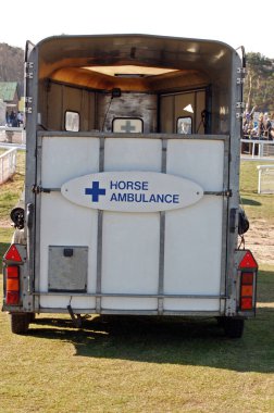 Surrey 'deki bir yarış pistinde bir at ambulansı için karavan.