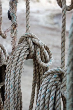 İp sargıları asılı ve gelecek kullanıma hazır..