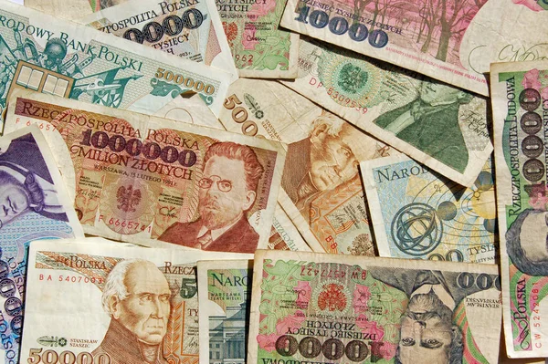 多くのポーランドのZloty銀行券がテーブルの上に広がり 直接オーバーヘッドから見ることができます — ストック写真