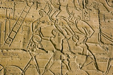 Kadeh Savaşı 'nda savaşan eski Mısır askerleri. Firavun Ramses II. Luxor, Mısır Ramesseum Tapınağı 'nın ikinci direğine taş işlemeli friz kazınmış..