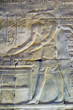 Tanrı Khnum 'un başındaki koçun Antik Mısır taş oyması. Horus Tapınağı 'nın İçi, Edfu, Mısır.