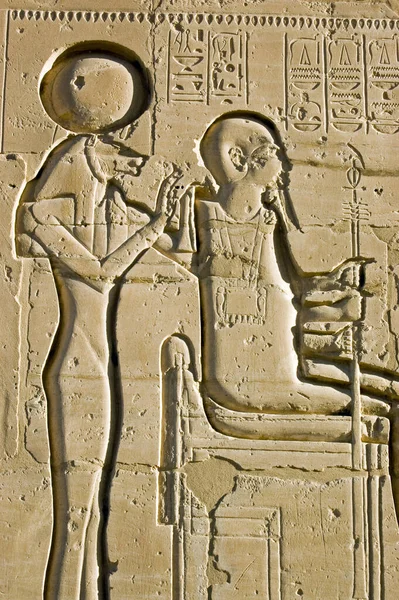 Eski Mısırlı tanrıça Sekhmet. Oturan tanrı Ptah 'ın arkasında duran dişi aslanın kafasıyla. Nil 'in batı kıyısındaki Ramesseum tapınağının duvarı, Mısır, Lüksör' de..