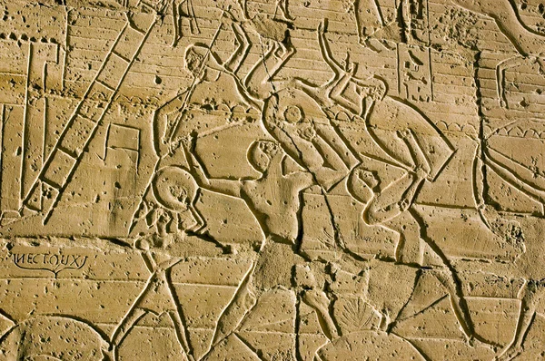 カデシュの戦いで戦う古代エジプト兵 エジプトのルクソールにあるファラオラムセス2世神殿の2番目の塔には 石がフリーズを彫刻しました — ストック写真