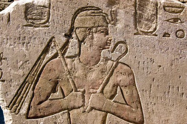 Die Altägyptische Hieroglyphen Schnitzerei Eines Pharaos Der Einen Dreschflegel Oder — Stockfoto