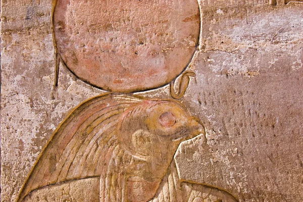Ősi Egyiptomi Faragás Sólyomról Melynek Élén Horakhty Isten Áll Hórusz — Stock Fotó