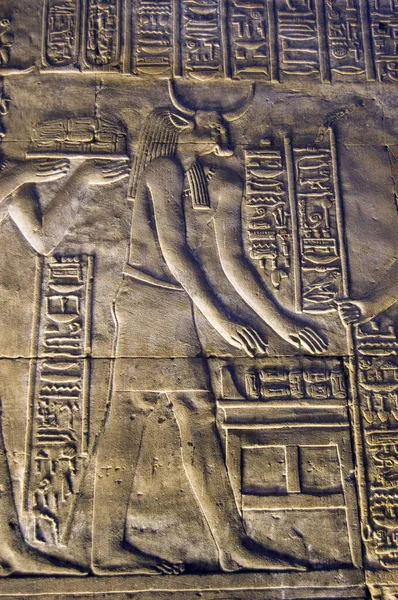 Oude Egyptische Steen Gesneden Fries Die Stierengod Apis Toont Interieur — Stockfoto