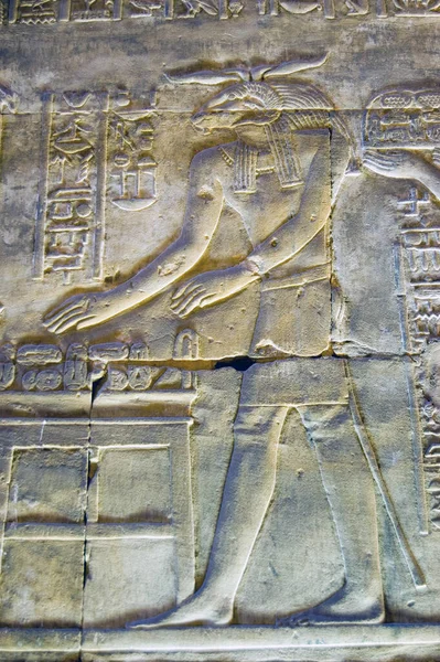 古埃及石刻的公羊头神克努姆 埃及Edfu Horus圣殿的内部 — 图库照片