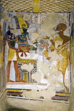 Firavun Tutmosis III 'ün ilk peygamberi, antik Mısır peygamberi Khonsu' nun mezarından resim yapmak. Tanrı Amun Ra 'ya bir buket çiçek sundu. Nil 'in Batı Şeria' sı, Lüksör, Mısır