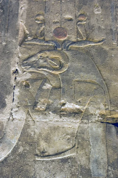 Oude Egyptische Versierde Snijwerk Van Ram Hoofd God Khnum Interieur — Stockfoto