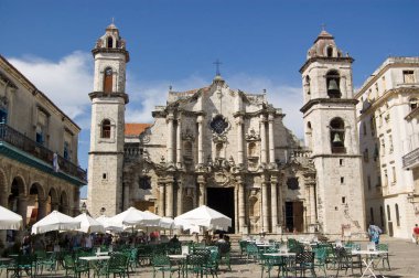 Plaza 'nın karşısındaki Havana Katedrali' ne bakın. Önünde kafeterya masaları var. Küba