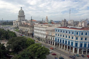 Küba 'daki Havana' nın Parkın kuzey tarafının görüntüsü. Yasama binasının kubbesi - Capitolio solda, Gran Tiyatrosu ve iki oteli var..
