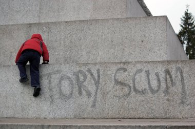 Noel 'deki öğrenci protestolarından sonra, Trafalgar Meydanı' ndaki Nelson 's Column' un tabanına grafiti püskürtüldü..