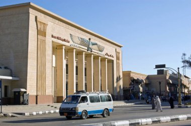 Mısır 'ın Lüksör kentindeki ana tren istasyonu..