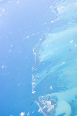 Güneşli bir günde, Karayip Denizi 'ndeki Bahamalar' ın bir parçası olan Abaco Adası 'nın havadan görünüşü. 