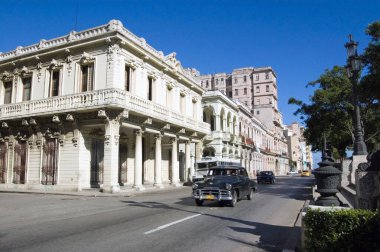 Orta Havana, Küba 'da Paseo Prado olarak bilinen zarif bulvarın manzarası.