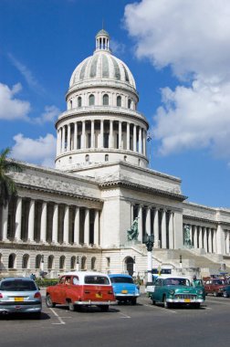 Küba 'nın yasama binasının önüne park etmiş arabalar. Havana' daki Capitolio..