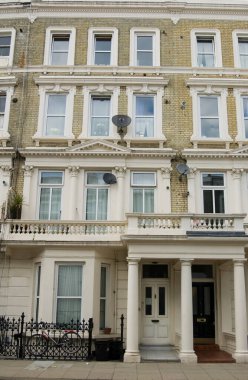 Büyük Hintli lider Mahatma Gandhi (1869 - 1948) 1880 'lerde hukuk öğrencisiyken Londra' nın Kensington bölgesindeki Baron 's Court' ta yaşadı..