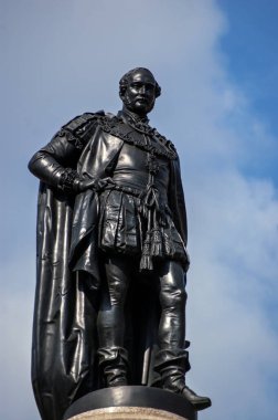 Prens Albert 'in heykeli, Kraliçe Victoria' nın kocası, güneşli bir günde Londra, Kensington 'daki Royal Albert Hall' un yanında duruyor..