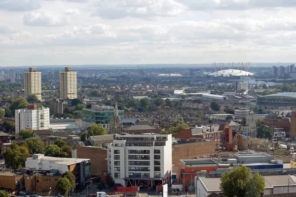 Stratford, Doğu Londra 'daki yüksek bir binadan görüntü. Stratford şehir merkezinden güneye, Greenwich ile birlikte Thames Nehri 'ne doğru bakıyorum..