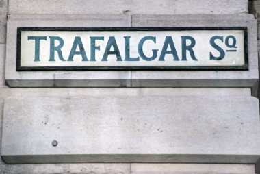 Londra 'nın merkezindeki Trafalgar Meydanı' nın yanındaki duvarda klasik yol tabelası var..