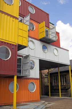Eski nakliye konteynerlerinden yapılmış bir bina. Rıhtım, Londra.