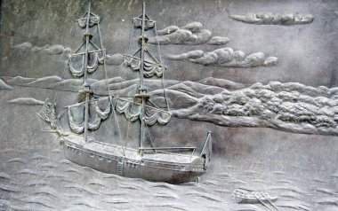 Avustralya 'nın 1788' de Sydney 'de kurulduğunu gösteren bronz plaket. Bir kayık Sydney 'e dönüşecek olan şey için HMS Tedarik' ten ayrılıyor. Londra şehrinde halka açık plaket sergileniyor..