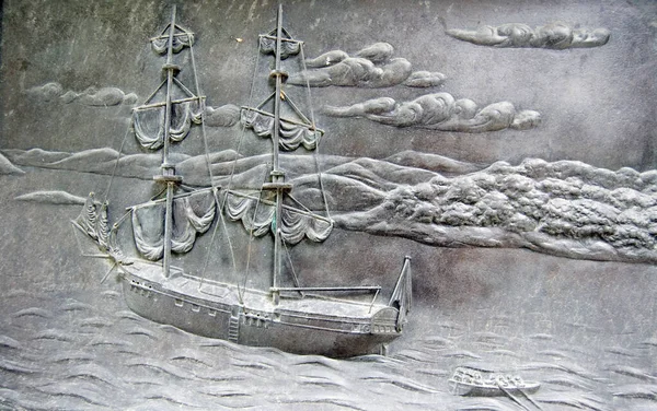 Avustralya 'nın 1788' de Sydney 'de kurulduğunu gösteren bronz plaket. Bir kayık Sydney 'e dönüşecek olan şey için HMS Tedarik' ten ayrılıyor. Londra şehrinde halka açık plaket sergileniyor..