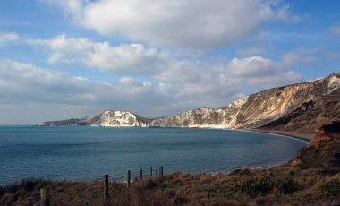 Dorset 'teki Worbarrow Körfezi' nin tebeşir kayalıklarından bir manzara.