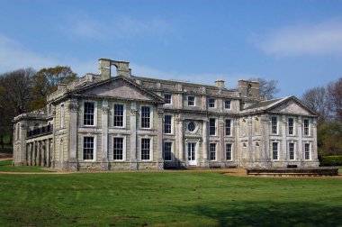 Bir zamanlar Wight Adası 'nın en büyük evi olan Appuldurcombe' un kabuğu ve hala İngiliz barok mimarisinin önemli bir örneği olan güney cephesi restore edildi. Kahverengi dizayn edilmiş alanlarda duruyor.. 