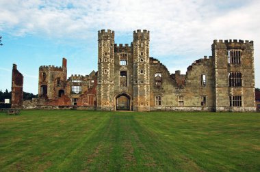 Midhurst, Batı Sussex 'teki büyük Cowdray Tudor evinin kalıntıları. Yapı 16. yüzyılın ortalarında inşa edildi ve Kral VIII. Henry ve Kraliçe I. Elizabeth tarafından ziyaret edildi..