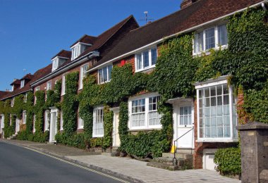 Batı Sussex 'in tarihi pazar kasabası Midhurst' te bir sıra Gürcü kulübesi..