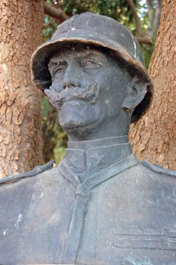 İtalya, Venedik 'te halka açık bir yerde Giorgio Emo Capodilista' nın büst heykelinin detayları.