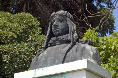 İtalyan kaşif Francesco Querini 'nin büst heykeli. Querini, 1909 'daki Cegni kutup seferinde öldürüldü. Heykel Venedik 'in Giardini bölgesinde halka açık bir yerde sergileniyor..