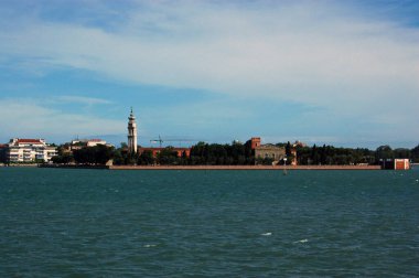San Lazzaro 'ya adanmış Venedik Gölündeki küçük adanın manzarası. Eski bir Benedikt manastırı cüzzamlı kolonisi olarak kullanılıyordu ve şimdi bir Ermeni Katolik manastırına ev sahipliği yapıyor..
