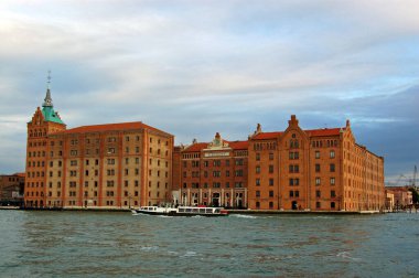 Giudecca Adası, Venedik 'te Molino Stucky olarak bilinen dev tuğla bina. Neo-gotik eski un değirmeni 1895 yılında Ernst Wullekopf tarafından inşa edildi. Yıllardır kullanılmayan bina, şimdi bir otele dönüştürüldü..