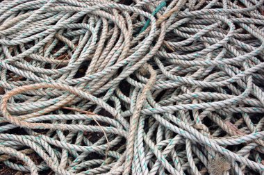 Dorset 'teki Mudeford rıhtımına halat makaraları saçılıyor..