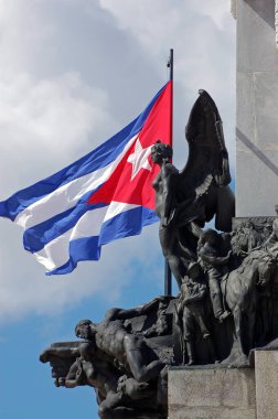 Küba 'daki Bağımsızlık Savaşı sırasında askerlere önderlik eden kahraman General Antonio Maceo' nun anıtının sert deniz meltemiyle dalgalanan dev bir Küba bayrağı..