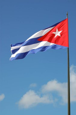 Havana 'da mavi bir gökyüzüne güçlü bir esintide dalgalanan Küba bayrağı.