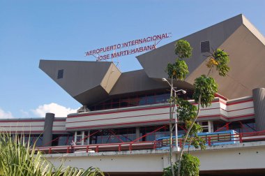 Havana, Küba - 18 Kasım 2007: Güneşli bir günde Havana Uluslararası Havaalanı 'nın dışı.