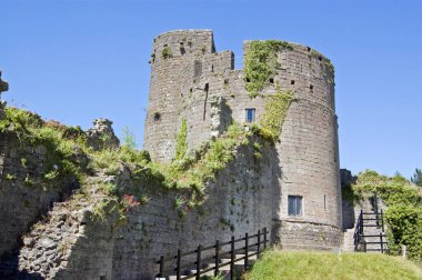 Monmouthshire, Galler 'deki Caldicot Kalesi' ndeki iç perde duvarı ve Kale manzarası. Ortaçağ şatosu büyük ölçüde yıkıldı..