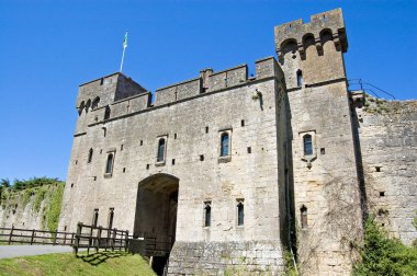 Caldicot Kalesi 'nin ana asma köprüsü ve kulesi, Monmouthshire, Galler. Ortaçağ yapısı, yüzlerce yıllık..