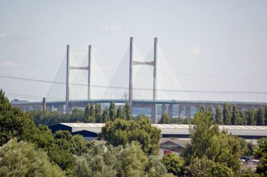 Caldicot Kalesi 'nden İngiltere ve Galler' i birbirine bağlayan Severn Köprüsü 'nün yeni nehri manzarası.