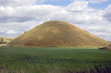 Neolitik çağ Silbury Tepesi. İnsanoğlu M.Ö. 2400 'lerde yapılmış. Silbury, Wiltshire 'da. Stonehenge ve Avebury yakınlarında..