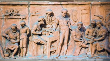 Çatal ve bıçaklar da dahil olmak üzere metal işçilerinin terasotta kalıpları. Londra 'daki tarihi Cutlers Hall' un dışında. 100 yıllık bir plaket..